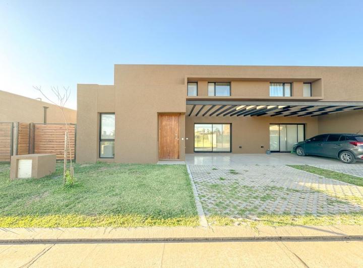 Casa · 105m² · 3 Ambientes · 2 Cocheras