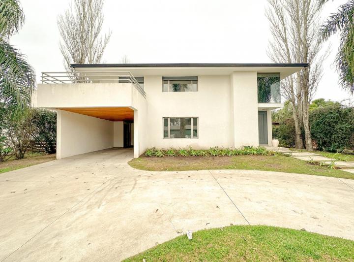 Casa · 298m² · 7 Ambientes · 2 Cocheras