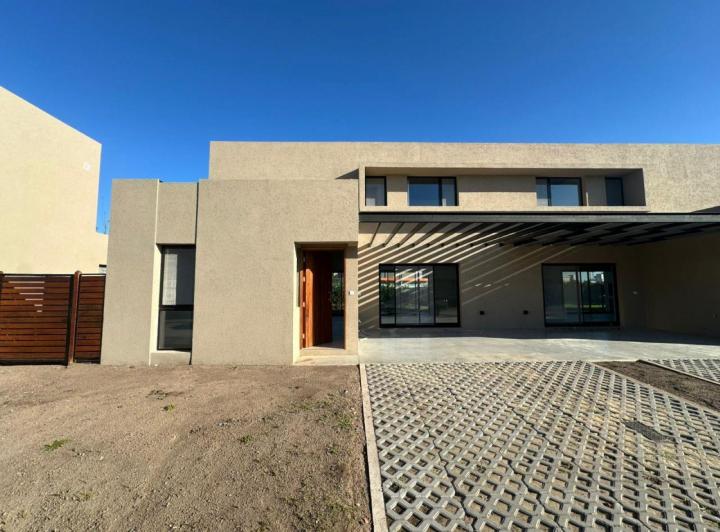 Casa · 110m² · 5 Ambientes · 1 Cochera