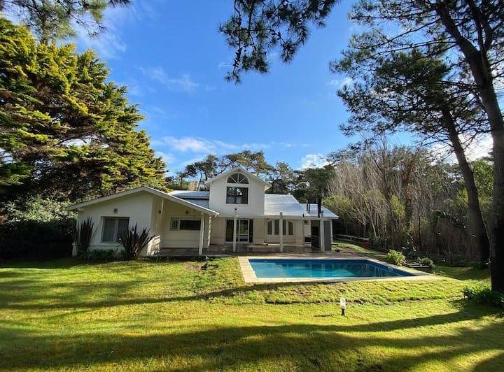 Casa · 200m² · 6 Ambientes