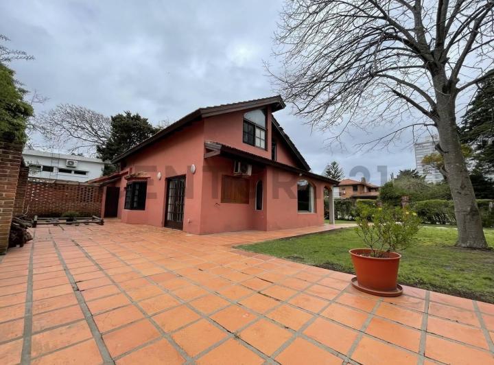 Casa · 240m² · 3 Ambientes · 1 Cochera