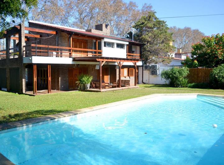 Casa · 370m² · 9 Ambientes · 4 Cocheras