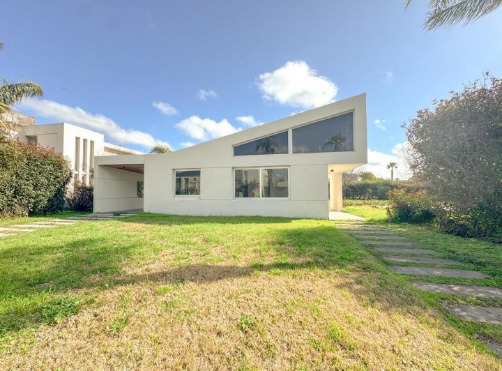 Casa · 196m² · 5 Ambientes · 2 Cocheras
