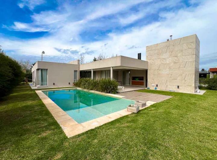 Casa · 258m² · 4 Ambientes · 1 Cochera
