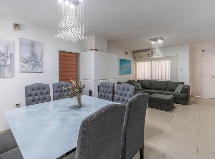 Casa · 330m² · 8 Ambientes · 3 Cocheras