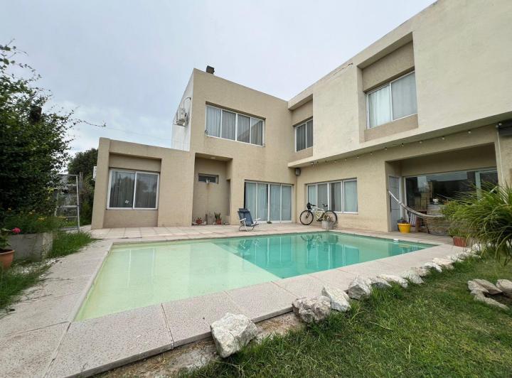 Casa · 555m² · 6 Ambientes · 1 Cochera