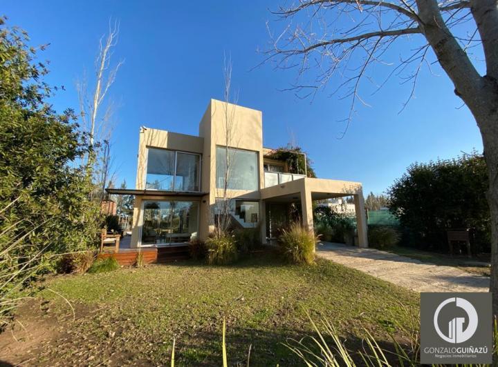 Casa · 180m² · 3 Ambientes · 1 Cochera