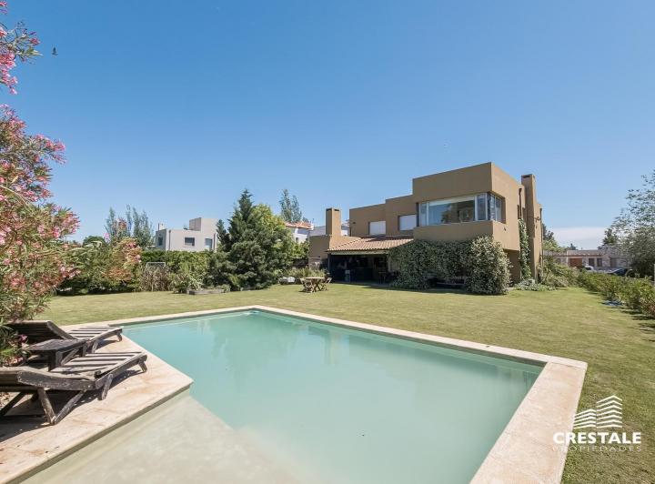 Casa · 273m² · 7 Ambientes · 2 Cocheras