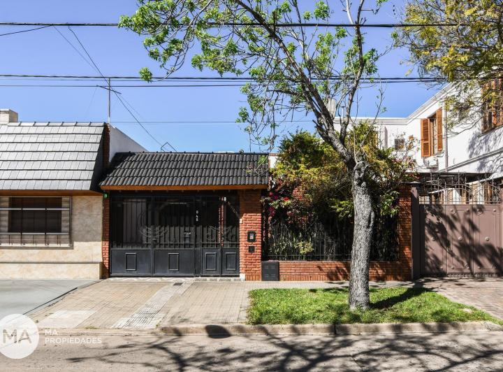 Casa · 300m² · 5 Ambientes · 1 Cochera