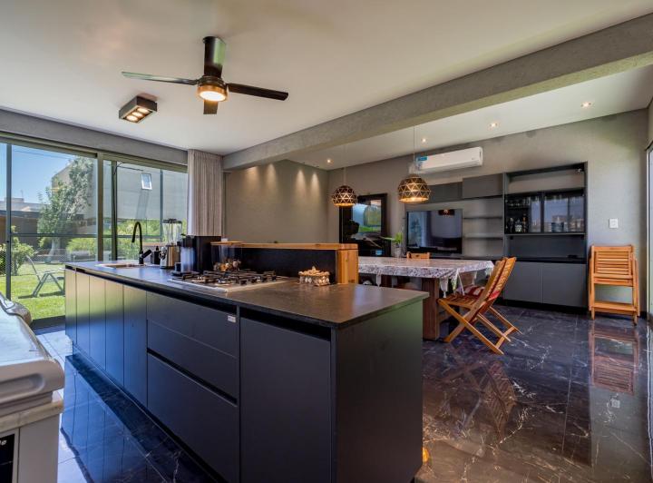Casa · 237m² · 6 Ambientes · 2 Cocheras