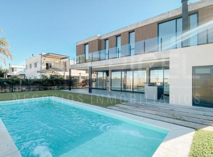 Casa · 235m² · 5 Ambientes · 2 Cocheras