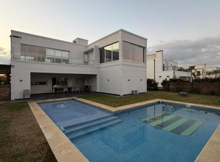 Casa · 300m² · 5 Ambientes · 2 Cocheras
