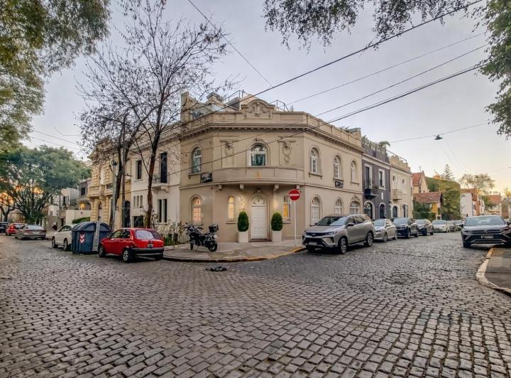Casa · 405m² · 8 Ambientes · 1 Cochera