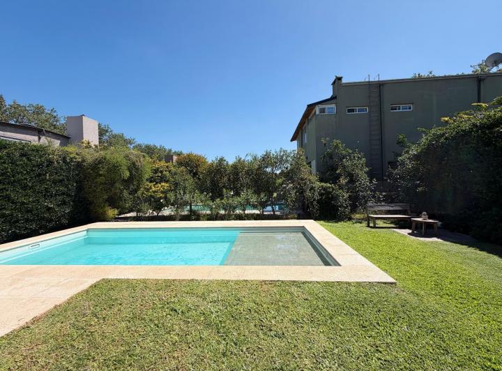 Casa · 200m² · 6 Ambientes · 2 Cocheras