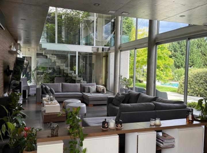 Casa · 611m² · 7 Ambientes · 4 Cocheras