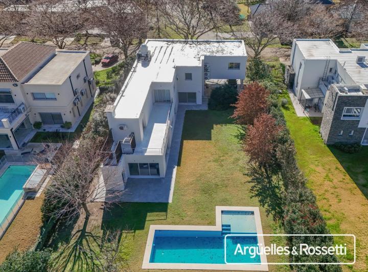 Casa · 485m² · 6 Ambientes · 2 Cocheras