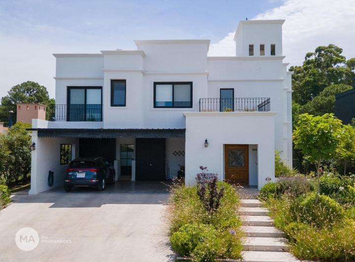 Casa · 213m² · 6 Ambientes · 2 Cocheras