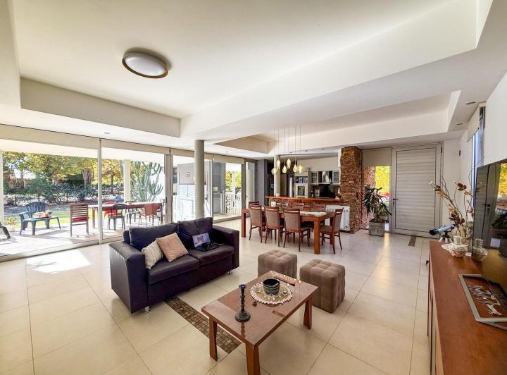 Casa · 145m² · 4 Ambientes · 2 Cocheras