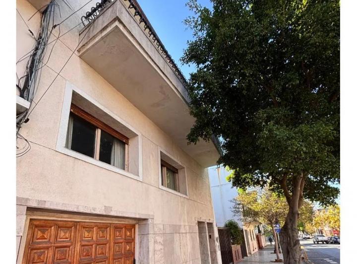 Casa · 448m² · 8 Ambientes · 1 Cochera