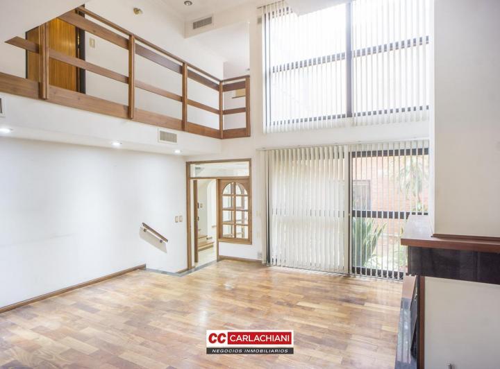 Casa · 240m² · 8 Ambientes · 1 Cochera