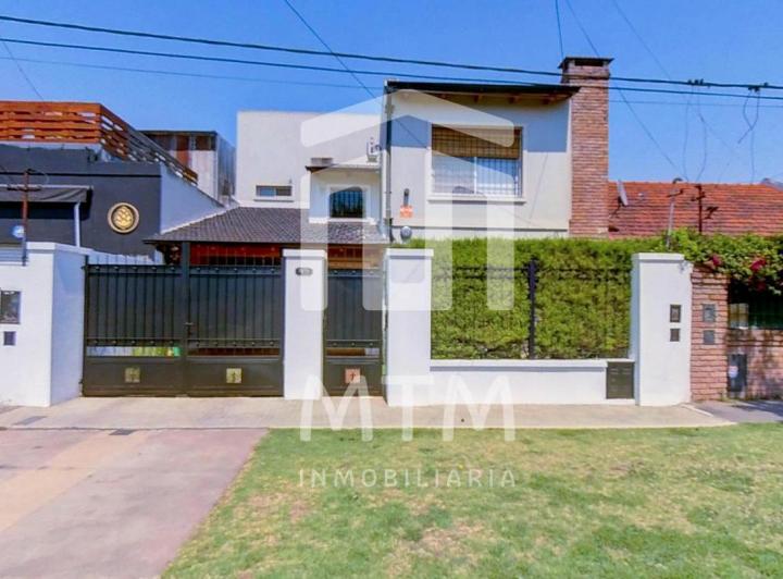 Casa · 200m² · 6 Ambientes · 2 Cocheras