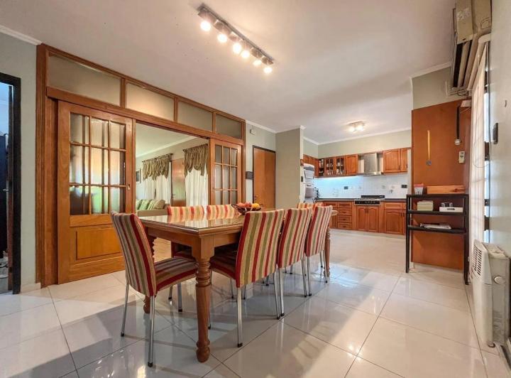 Casa · 223m² · 8 Ambientes · 2 Cocheras
