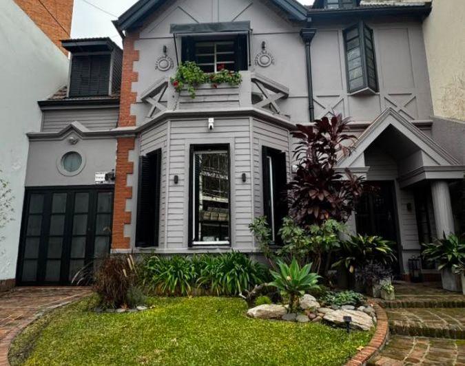 Casa · 320m² · 7 Ambientes · 3 Cocheras
