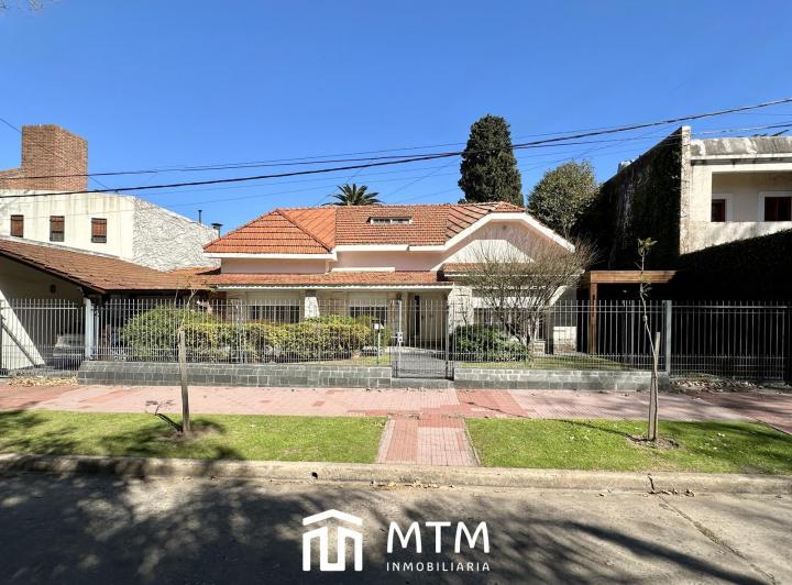 Casa · 730m² · 10 Ambientes · 4 Cocheras