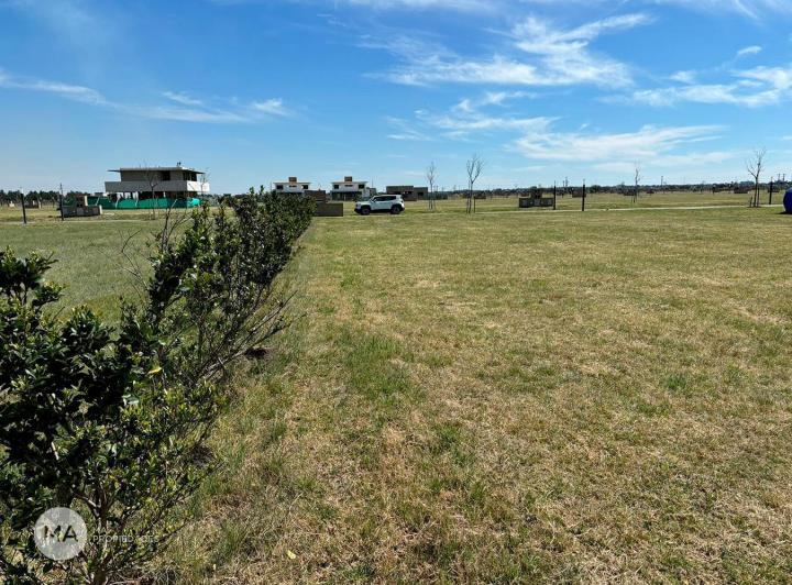 Terreno · 830m²