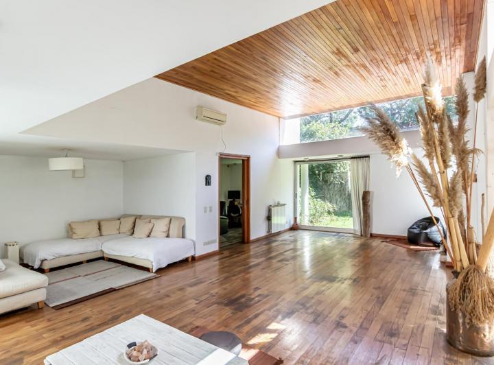 Casa · 295m² · 7 Ambientes · 4 Cocheras