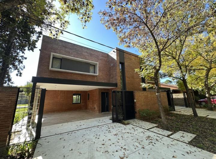 Casa · 174m² · 4 Ambientes · 2 Cocheras