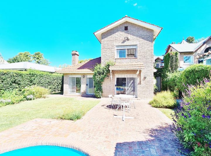 Casa · 200m² · 4 Dormitorios · 2 Cocheras