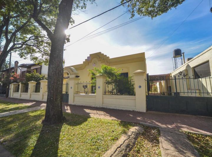 Casa · 330m² · 5 Ambientes · 3 Cocheras