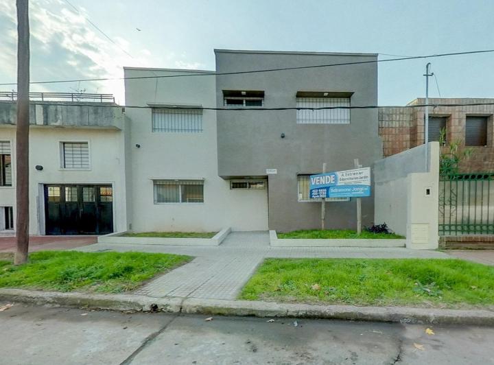 Casa · 175m² · 5 Dormitorios · 2 Cocheras