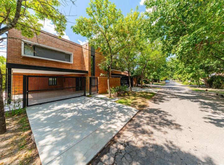 Casa · 130m² · 4 Ambientes · 2 Cocheras