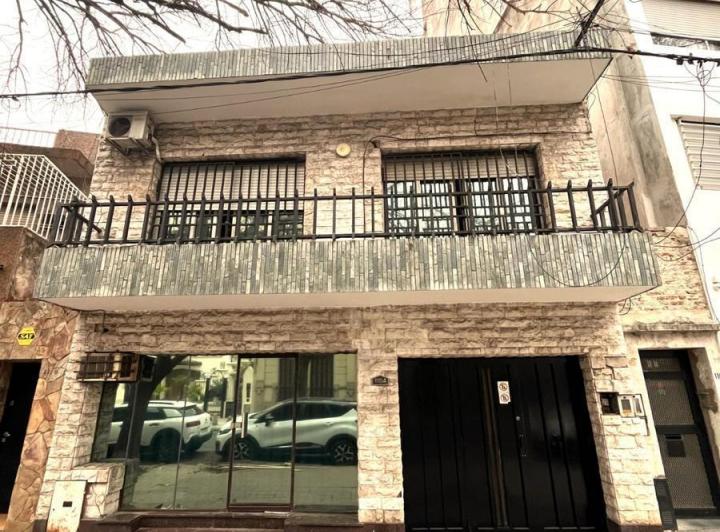 Casa · 230m² · 5 Ambientes · 1 Cochera