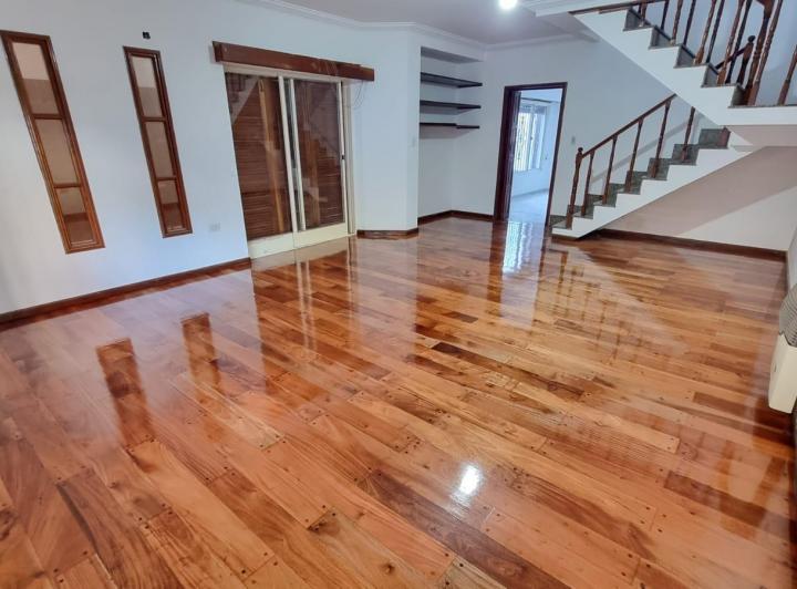 Casa · 258m² · 6 Ambientes · 4 Cocheras