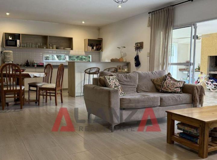 Casa · 101m² · 5 Ambientes · 2 Cocheras
