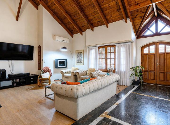 Casa · 257m² · 6 Ambientes · 1 Cochera