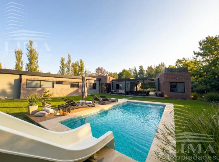 Casa · 420m² · 12 Ambientes · 3 Cocheras