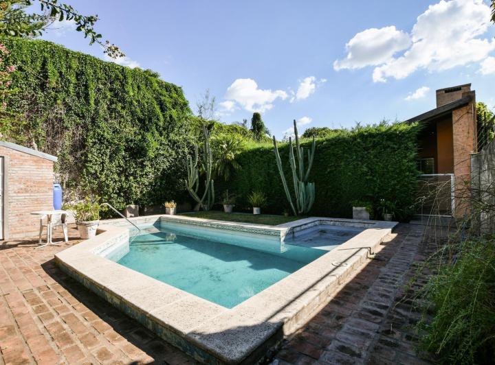 Casa · 323m² · 9 Ambientes