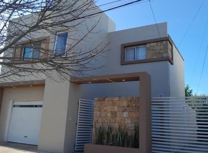 Casa · 145m² · 9 Ambientes · 1 Cochera