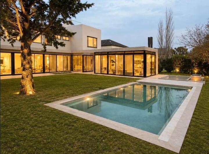 Casa · 367m² · 8 Ambientes · 3 Cocheras