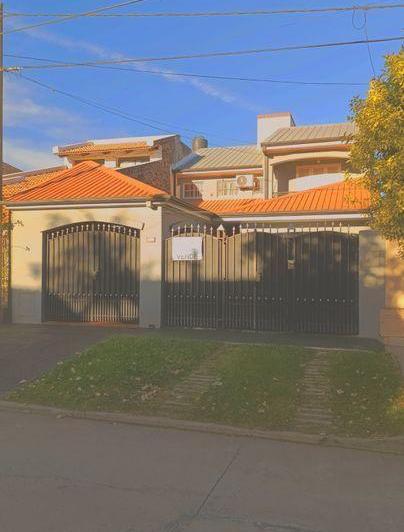 Casa · 230m² · 3 Dormitorios · 2 Cocheras