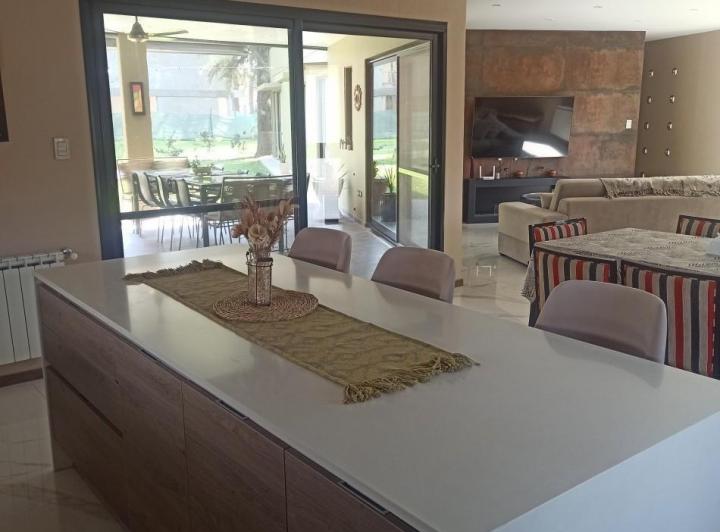 Casa · 220m² · 5 Ambientes · 2 Cocheras