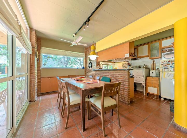 Casa · 165m² · 6 Ambientes · 1 Cochera