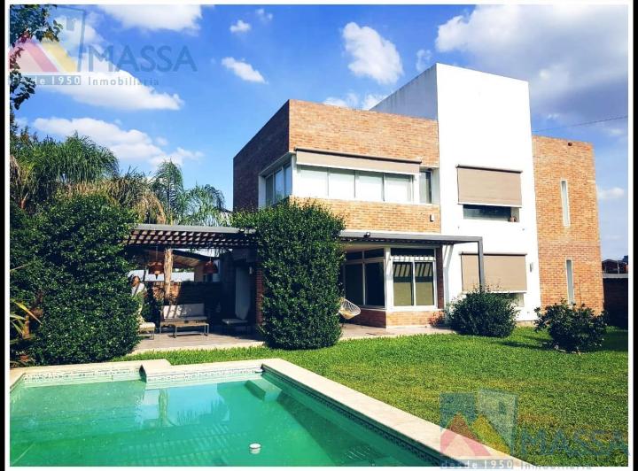 Casa · 210m² · 8 Ambientes