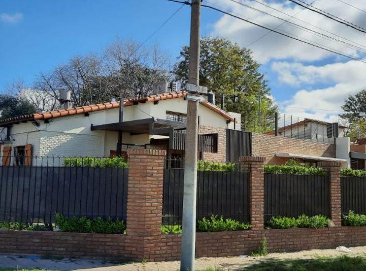 Casa · 1m² · 7 Ambientes · 1 Cochera