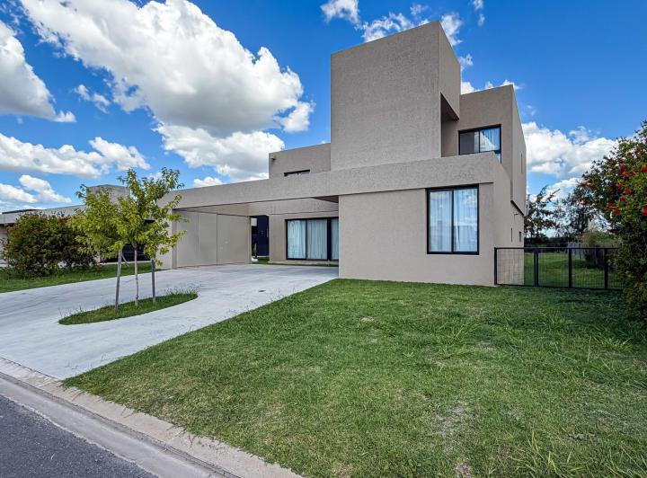 Casa · 226m² · 6 Ambientes · 2 Cocheras