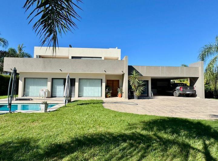 Casa · 270m² · 3 Dormitorios · 2 Cocheras